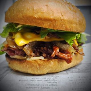 Burger z szarpaną wieprzowiną