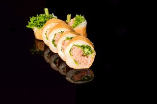 Futomak łosoś pieczony, serek, ogórek, tykwa