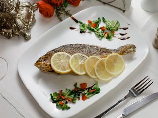 Dorada la plită cu legume