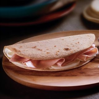 Piadina con  cotto e mozzarella