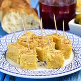 Pincho tortilla patatas casera con pan con tomate