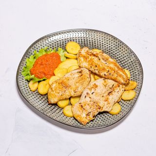 Pileći file u umaku s pomfritom