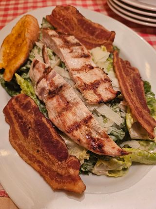 Sałata Cesarska z delikatną piersią z kurczaka