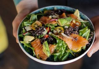 З лососем гравлкас, грильованим авокадом 