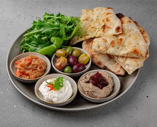 Platou de aperitive cu focaccia și mix de olive