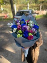 ფერადი ვარდების და ეუსტომების თაიგული