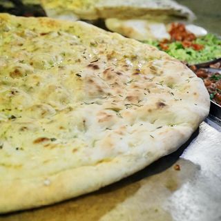 Carciofl bufala e speck - focaccia tonda