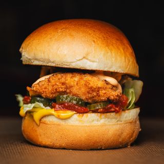 Бургер Хрупкаво пиле (320г)