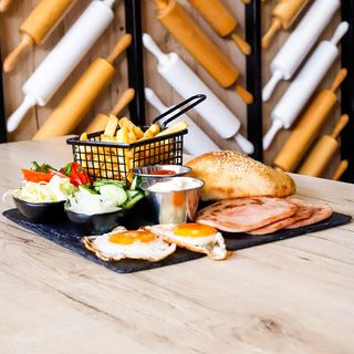 Meniu mic dejun si Coca Cola 