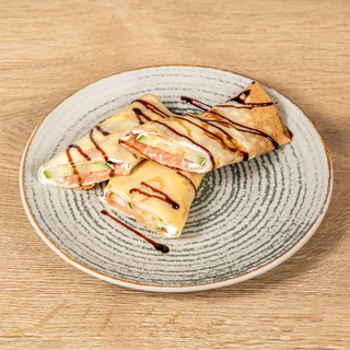 Палачинки със сьомга, сирене филаделфия и краставица