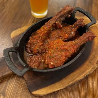 შემწვარი ხბოს ნეკნი აჯიკაში