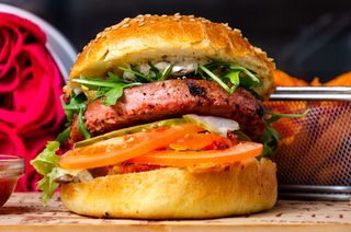 Sexy mediteranac s krumpirićima od batata