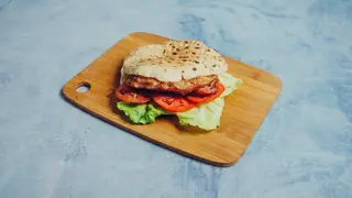 Dimljeni pileći batak u lepinji