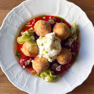 Сирники з полуничним кулі та вершковим фреш-кремом (290 г)