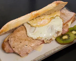 B-5 Bocadillo de lomo, bacón, queso y huevo frito