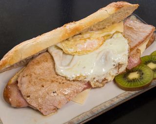 B-5 Bocadillo de lomo, bacón, queso y huevo frito