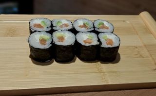 Maki Salmón Con Aguacate Y Queso Crema (8 Uds.)