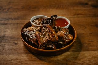 Pieczone Kawałki Żeberek z dwoma sosami