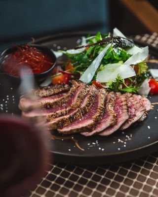 Biftek taljata na podlozi cherry paradajza 500 gr