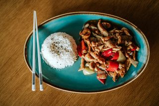 Piletina sa crnim biberom i rižom