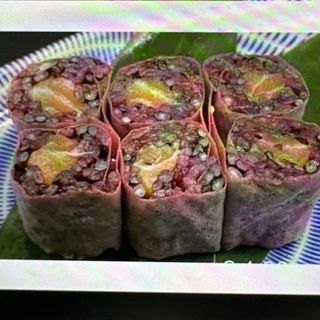 60. Hosomaki venere soy salmone