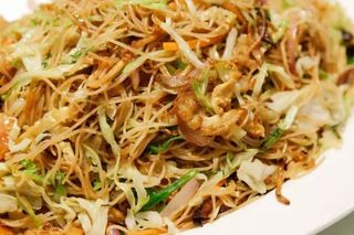 Tanko prženi rezanci u soja sosu sa piletina