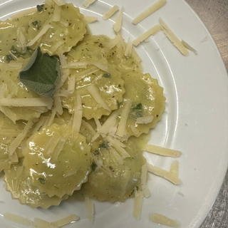 Ravioli di pasta fresca ripieni burro e salvia 