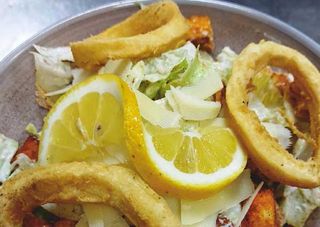 Салата Цезар с пържени калмари (400г)