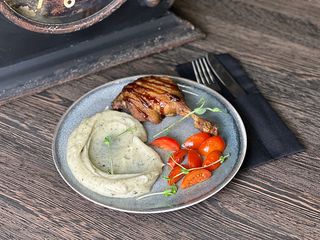 Качина ніжка з картопляно-трюфельним пюре (400g)