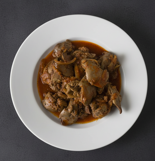 Ficat de pui în sos de ceapă și roșii