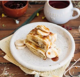 Блин с бананом и  карамельным сиропом