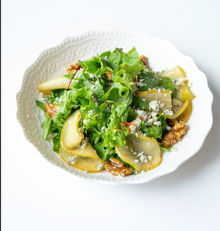 Салат с грушей и голубым сыром