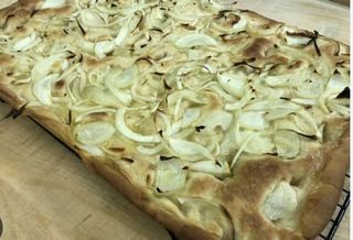 Focaccia farcita con cipolla e mozzarella - un quarto