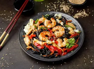 Paste negre cu creveți și carne de pui