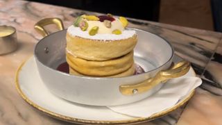 Pankejki z malinami i sosem pistacjowym 3 szt.