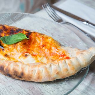 Calzoni con salsiccia, gorgonzola e mozzarella