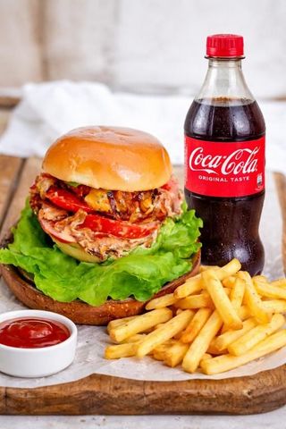 Combo chicken and bacon burger + pomfrit + Coca-Cola 0,5l