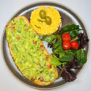 Torrada de Abacate com Ovos Mexidos