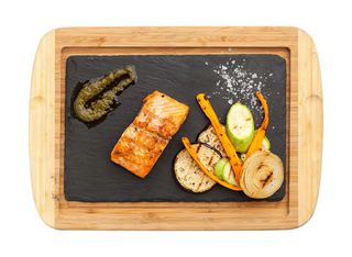 Филе от сьомга на барбекю с гарнитура (300г)