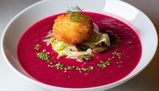 Barszcz czerwony z krokietem