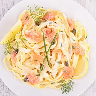 Tagliatelle z łososiem i szpinakiem