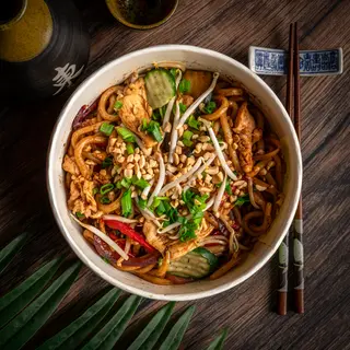Udon z sosem z czarnego pieprzu. Kurczak