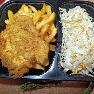 Гірос в тарілці з відбивною