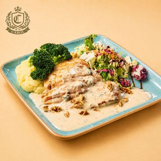 Piept de pui cu sos de gorgonzola 