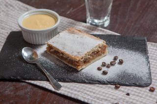 Prăjitură cu mere și sos La Diavolo