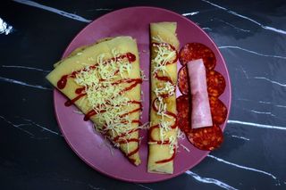 Velika palačinka sa šunkom i kulenom