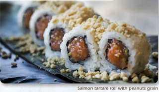 S08 Uramaki di tartar di salmone con granella di arachidi - 8 pezzi