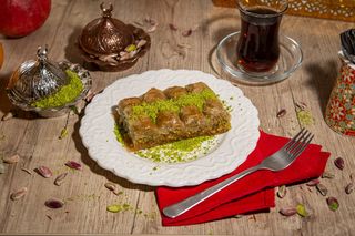 Baklava Emre şöbiyet cu fistic şi caimac