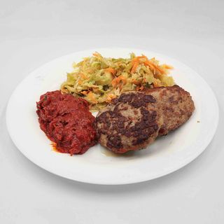 Порция селски кюфтета с гарнитура