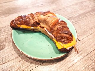 Croissant York Queso